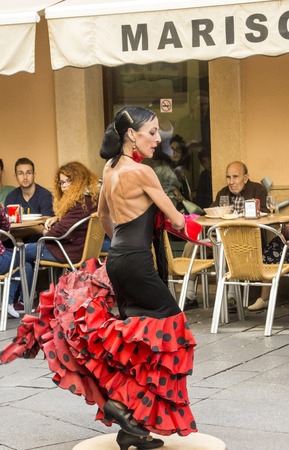 Cadiz, Andalusia, Spain-Octuber 2017. Woman dancing flamenco outdoors in the streets of Cadiz. Cadiz is a city and municipality of Spain, capital of the homonymous province, in the autonomous community of Andalusia. With 118 048 inhabitants registered in のeditorial素材