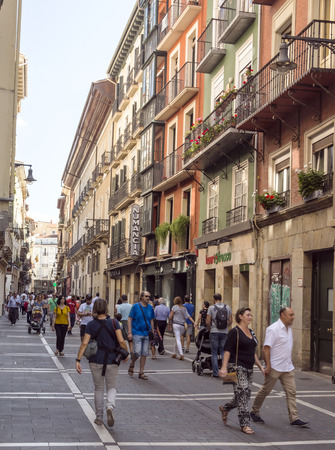 Pamplona, Navarra, Spain-September 2018. Streets of Pamplona in Navarre with people walking and buildings on both sides. Pamplona, capital of the province of Navarra, is a city in northern Spain. It is known mainly for the celebration of bullfights (feastのeditorial素材