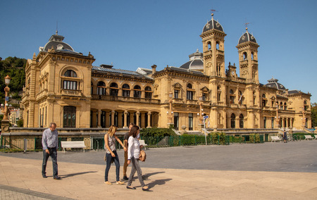 SAN SEBASTIAN, SPAIN - SEPTEMBER 2018. Streets next to the beach of La Concha in San Sebastian with people walking in them.のeditorial素材