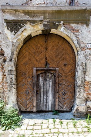Very old wood doors to the backyardの写真素材