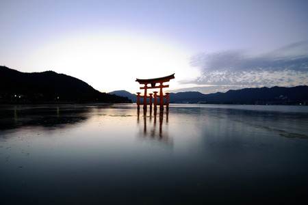 miyajima hiroshima, itsukushima shrine silhouette on the seaのeditorial素材