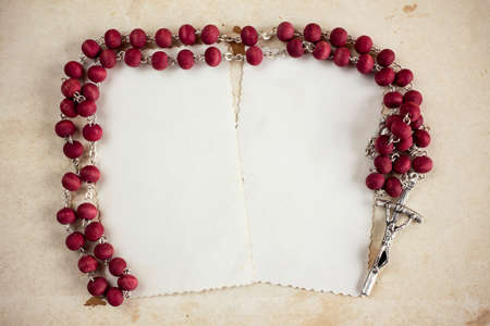 Catholic rosary and two empty cards with copy-spaceの写真素材