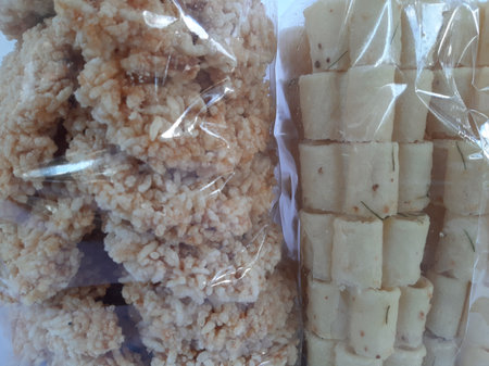 Rengginang and Seroja or kue kembang goyang. Traditional indonesian salty and crisp snacks common used as a gift brought back from a tripの写真素材