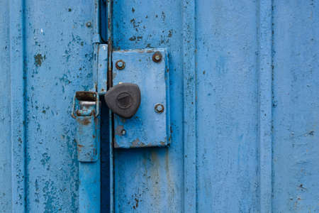 Close up old garage gate lockの写真素材