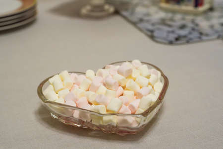 White marshmallows close up in a bowlの写真素材