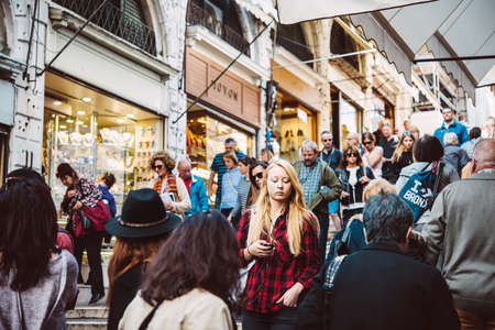 VENICE, ITALY - OCTOBER 12, 2015: Tourists are crossing Rialto bridge in Venice, Italyのeditorial素材