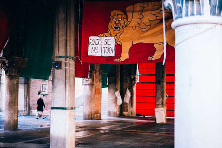 VENICE, ITALY - OCTOBER 12, 2015: View of Rialto market flag in Venice, Italyのeditorial素材