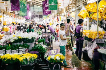 BANGKOK, THAILAND - MARCH 4, 2016: Flowers on sale at night flower market in Bangkok, Thailand.のeditorial素材