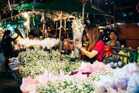 BANGKOK, THAILAND - MARCH 4, 2016: Flowers on sale at night flower market in Bangkok, Thailand.のeditorial素材