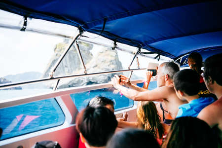 KOH SAMUI, THAILAND - MARCH 19, 2016: Tourists make pictures of Angthong National Marine Park, Suratthani, Thailand. Selective focusのeditorial素材