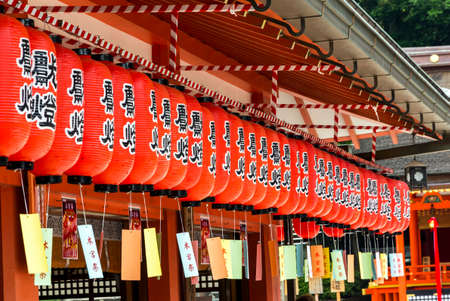 Rows of red paper japanese lanterns, hanging at a shinto shrine, Kyoto, Japanのeditorial素材