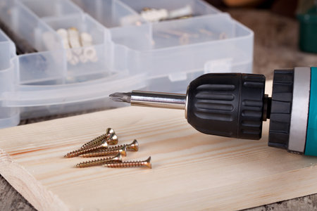 Battery screwdriver and screw