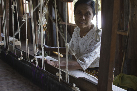 Myanmar hand-loom womanのeditorial素材