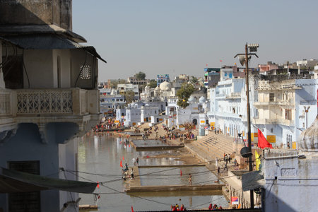 PUSHKAR, INDIA: View of Pushkar Lake through buildings. It  is a sacred lake of the Hindusのeditorial素材