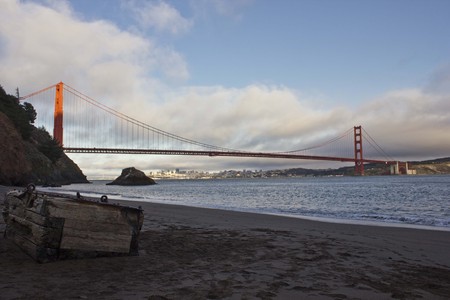 SAN FRANCISCO, USA - AUG 11 2013: View of Golden Gate bridge from Kirby Cove campground beach, with a box on the beachのeditorial素材