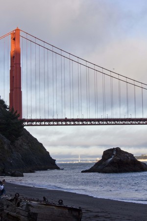 SAN FRANCISCO, USA - AUG 11 2013: View of Golden Gate bridge from Kirby Cove campground beachのeditorial素材