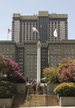 SAN FRANCISCO, USA - AUG 12 2013: Union Square in downtown San Francisco, view of the  Westin St Francis hotel in the background and the Dewey Monument in the centre of the Squareのeditorial素材