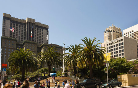 SAN FRANCISCO, USA - AUG 12 2013: Union Square in downtown San Francisco, view of the  Westin St Francis hotel in the background and the Dewey Monument in the centre of the Squareのeditorial素材