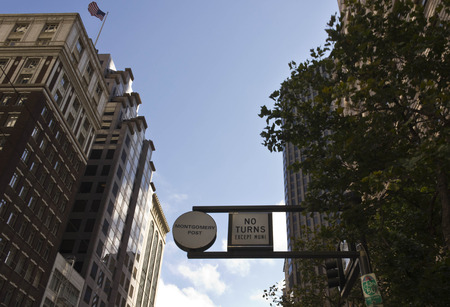SAN FRANCISCO, USA - AUG 11 2013: Montgomery Post road sign with building with american flag on the roofのeditorial素材