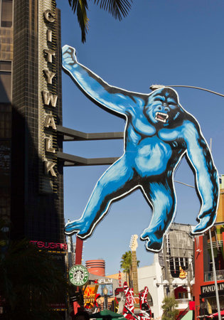 LOS ANGELES, CALIFORNIA - AUG 16 2013: Huge King Kong hang on a palace in the Universal Studios in Hollywoodのeditorial素材