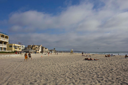 SAN DIEGO, USA - AUGUST 20 2013: Mission Bay Beach in San Diego, with people walking along the main promenadeのeditorial素材