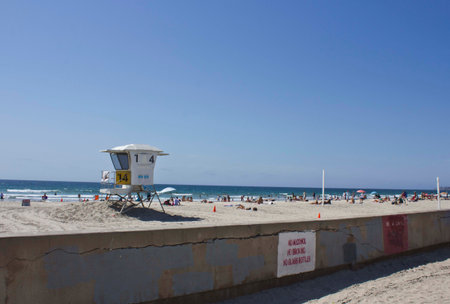 SAN DIEGO, USA - AUGUST 22 2013: San Diego Mission Bay beach from its boardwalkのeditorial素材