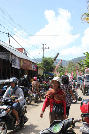 TANA TORAJA, INDONESIA - JULY 4 2012: People along the street of a little rural village in Tana Toraja, Indonesia, with its local marketのeditorial素材