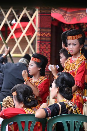 TANA TORAJA, JULY 3 2012: Group of Indonesian girl, from Toraja land, traditional dressed during a funeral ceremonyのeditorial素材