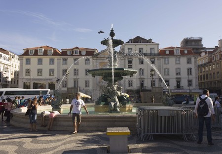 LISBON, PORTUGAL - OCTOBER 23 2014: People along Rossio square fountain in Lisbon, in a sunny dayのeditorial素材
