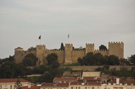 LISBON, PORTUGAL - OCTOBER 25 2014: Overview of St. George Castle on the hilltop of Lisbon Historical Center, Portugal, with houses in the foreground. Portugalのeditorial素材
