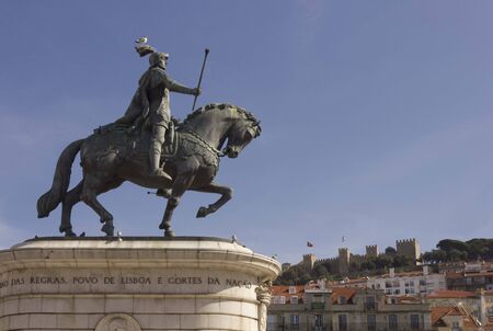 LISBON, PORTUGAL - OCTOBER 26 2014: Equestrian statue of King John I in the Praca da Figueira, Lisbon, with St. Jorge Castle in the backgroundのeditorial素材