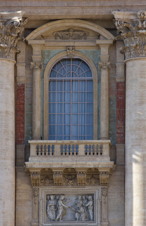 VATICAN CITY, ITALY - DECEMBER 31 2014: Close up of the Vatican Balcony where Pope stands, in St.Peter Square, Romeのeditorial素材