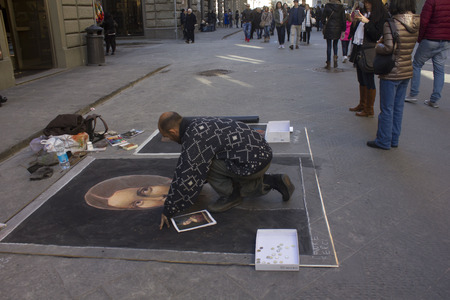 FLORENCE, ITALY - NOVEMBER 22 2015: Street artist in Florence, making art on the asphaltのeditorial素材