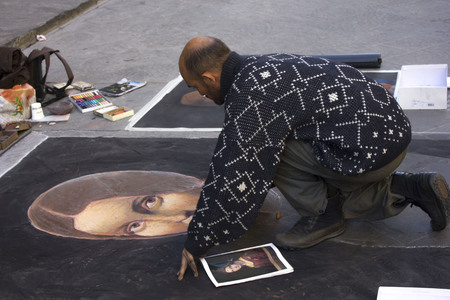 FLORENCE, ITALY - NOVEMBER 22 2015: Street artist in Florence, making art on the asphaltのeditorial素材