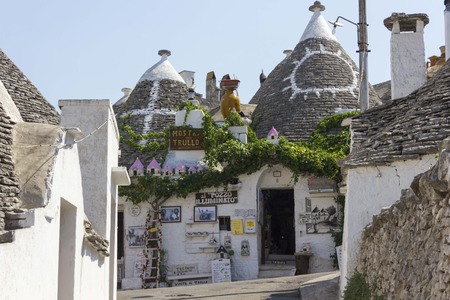 ALBEROBELLO, ITALY - AUGUST 28 2017: Traditional shops in the historical town of Alberobello, Italyのeditorial素材