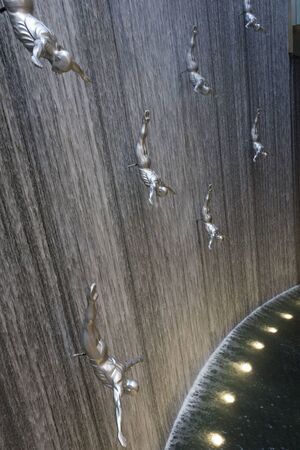 DUBAI, UAE - DECEMBER 26 2017: Men falling fountain inside the Dubai Mallのeditorial素材