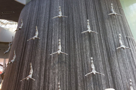 DUBAI, UAE - DECEMBER 26 2017: Men falling fountain inside the Dubai Mallのeditorial素材