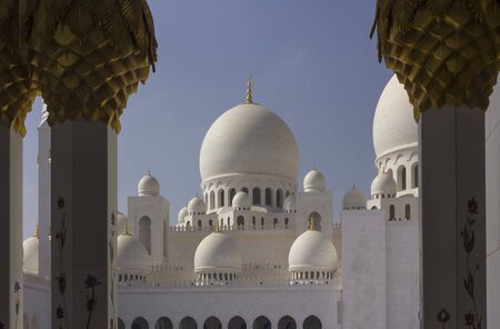 ABU DHABI, UAE - DECEMBER 28 2017: Detail through column of the great mosque of Abu Dhabiのeditorial素材