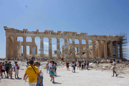 ATHENS, GREECE - AUGUST 13 2016: People on the Athen Acropolis with Partheon behindのeditorial素材
