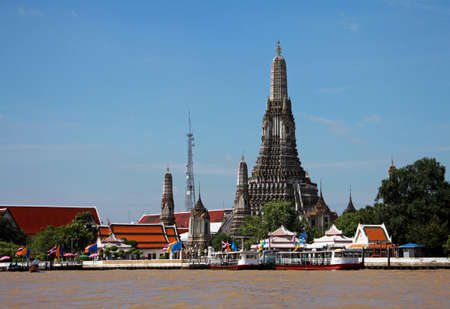 Wat Arun, stone temple in Bangkok, along the Chao Praya river, Thailandの写真素材