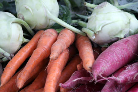 rape e carote in vendita al mercatoの写真素材