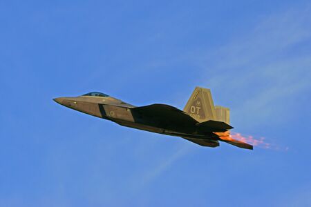 F-22 Raptor jet fighter flying at 2015 Air Showのeditorial素材