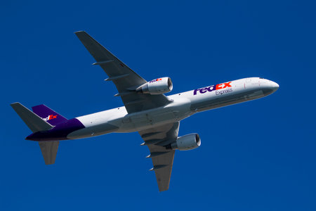 Jet FedEx freight airplane flying at air showのeditorial素材