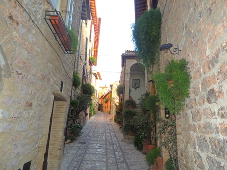Typical alley in Spello, Umbria (Italy)の写真素材