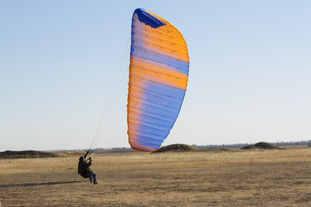 A male paraglider pilot prepares for flightの写真素材