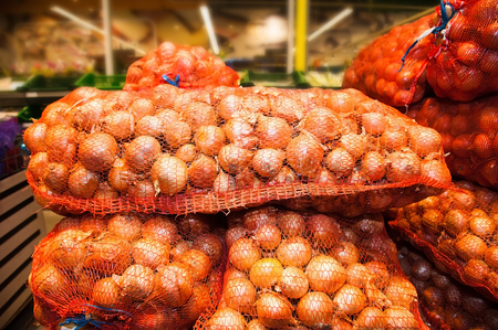 Fresh organic yellow onions at the supermarketの写真素材