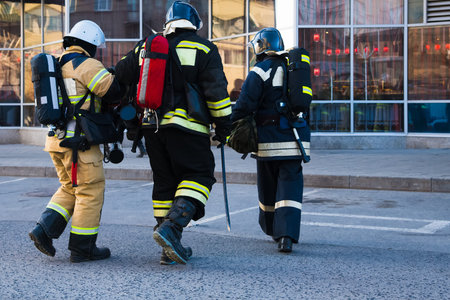 An employee of the rescue service carries out the service