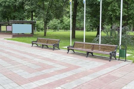 Old benches are in Central Park of the city.の写真素材