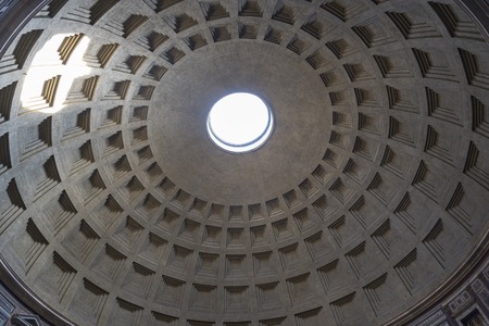 The dome of the Roman Pantheon with an Oculus in the center.のeditorial素材