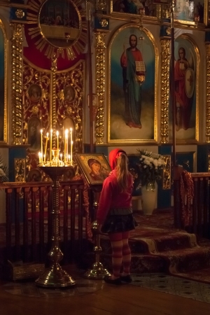 GOMEL - MAY 4: Little girl pray at Easter in front of the icon of the Belarusian Orthodox Church on May 4, 2013 in Gomel, Belarusのeditorial素材